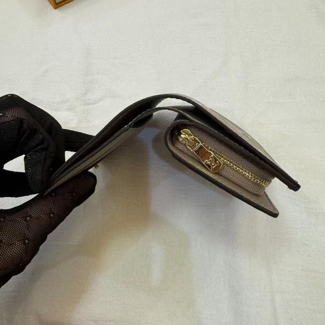 LOUIS VUITTON グレー 二つ折り財布 LOUIS VUITTON グレー 二つ折り財布