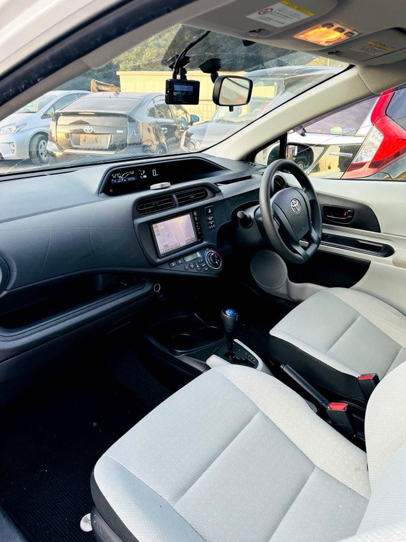 品揃え充実! 平成2 6年トヨタ アクア 距離 52 250KMTOYOTA 人気ブランドも見つかる!