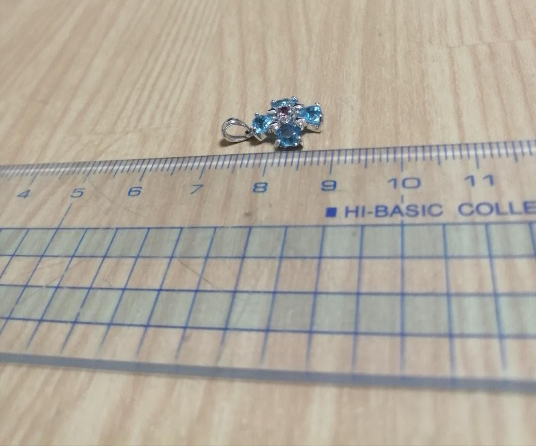 【最終価格】k14WG 約1.05g ペンダントトップ クローバー