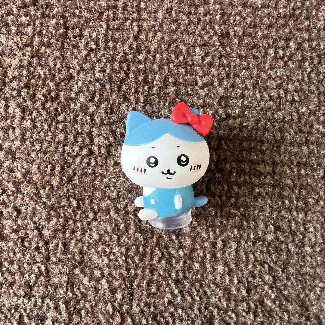 ちいかわ×サンリオキャラクターズ 持ちますマスコット（ハチワレ・ハローキティ） ちいかわ×サンリオキャラクターズ 持ちますマスコット（ハチワレ