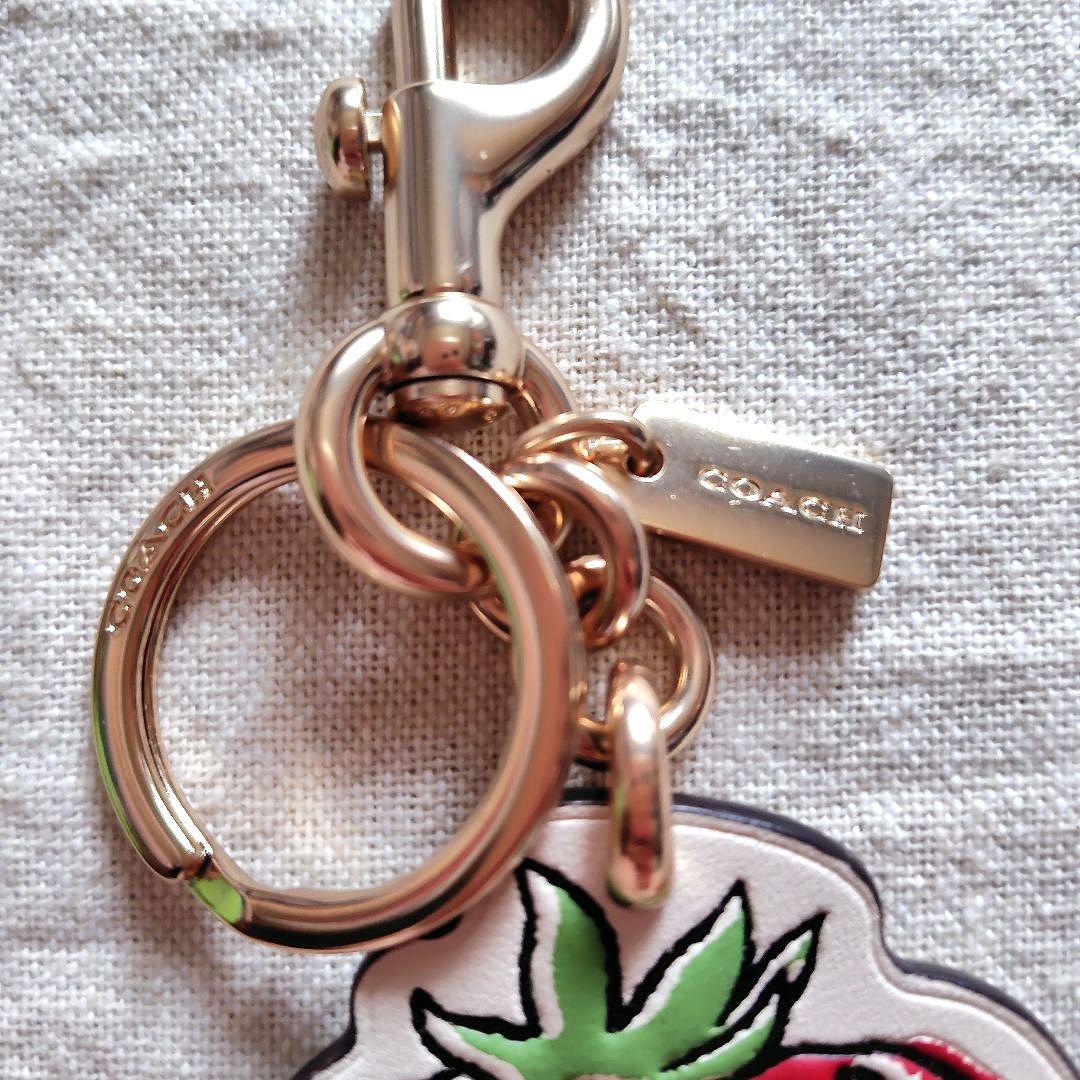 新作★【COACH】ストロベリー バッグ チャーム 新作coach トリガー スナップ バッグ チャーム チェリー