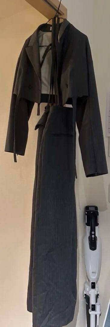 Maison Special グレー クロップドジャケット+パンツのセットアップ Maison Special グレー クロップドジャケット+パンツのセットアップ