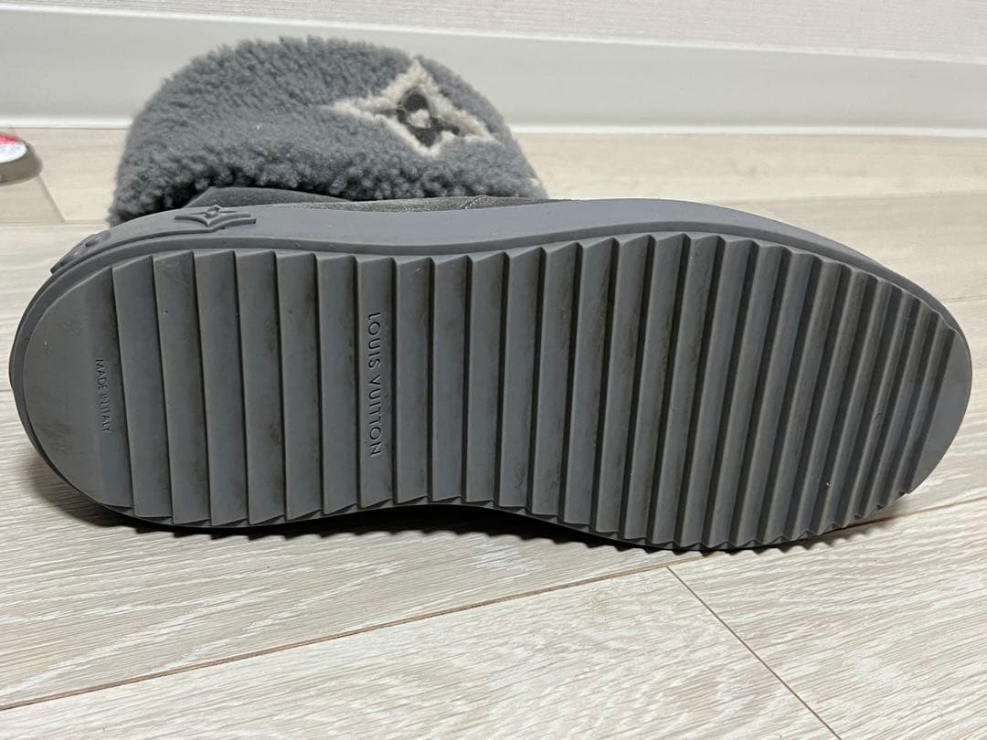 ルイヴィトン スノードロップ ライン ムートン ショートブーツ グレー 37 ルイヴィトン スノードロップ ライン ムートン ショートブーツ グレー 37