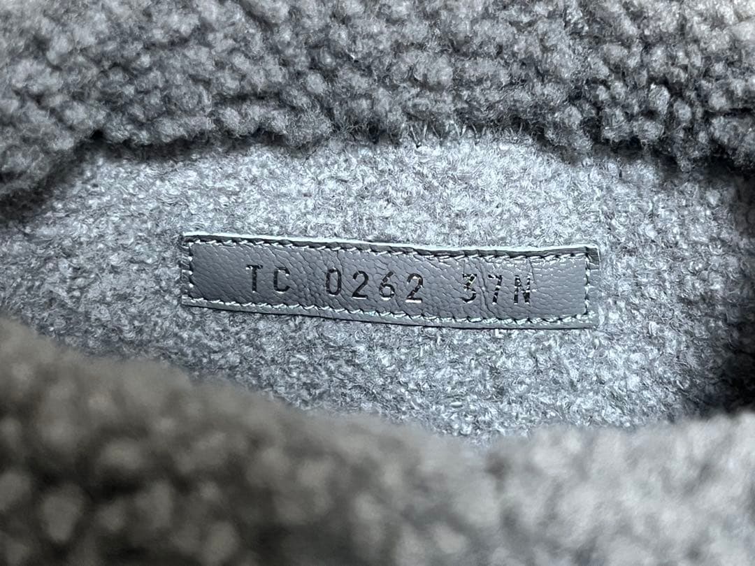 ルイヴィトン スノードロップ ライン ムートン ショートブーツ グレー 37 ルイヴィトン スノードロップ ライン ムートン ショートブーツ グレー 37