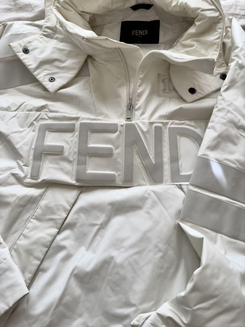 ◼︎ FENDI ホワイト マウンテンパーカー