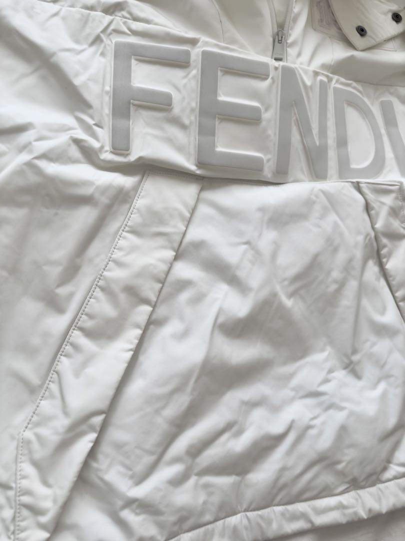 ◼︎ FENDI ホワイト マウンテンパーカー