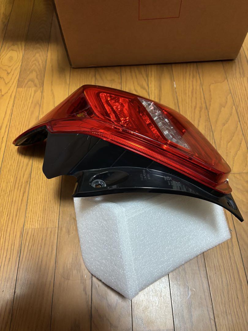 純正 スズキ スイフトZC53S ZC83S 右テールランプ