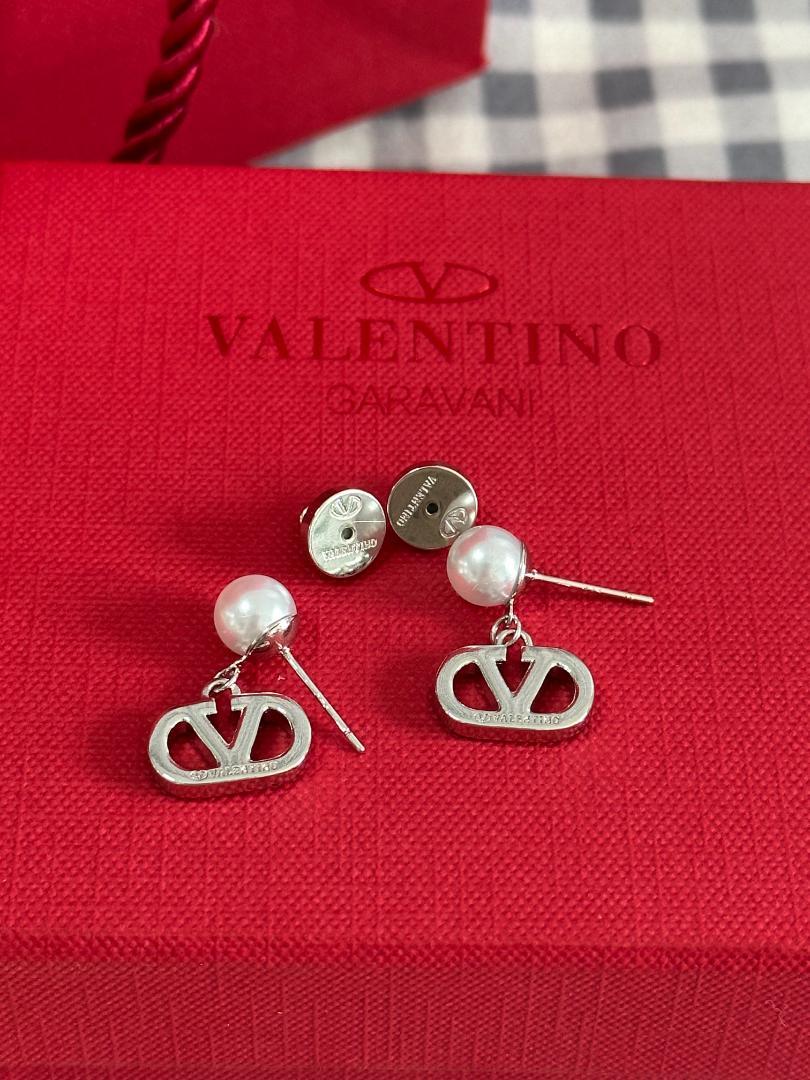 刻印あり！ VALENTINO パール付きスタッドピアス