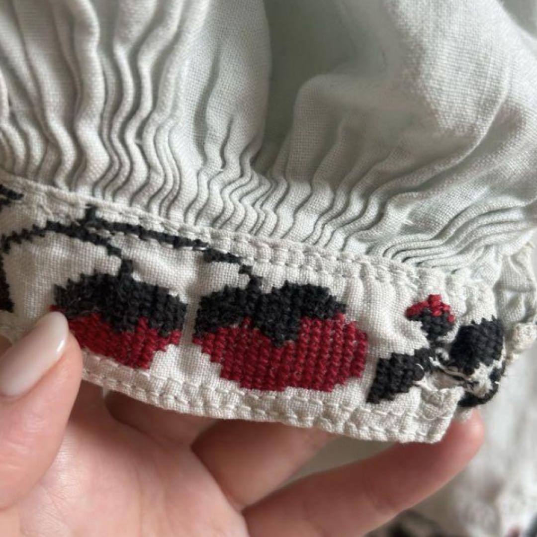 ウクライナ刺繍 苺と花柄ブラウス - メルカリ