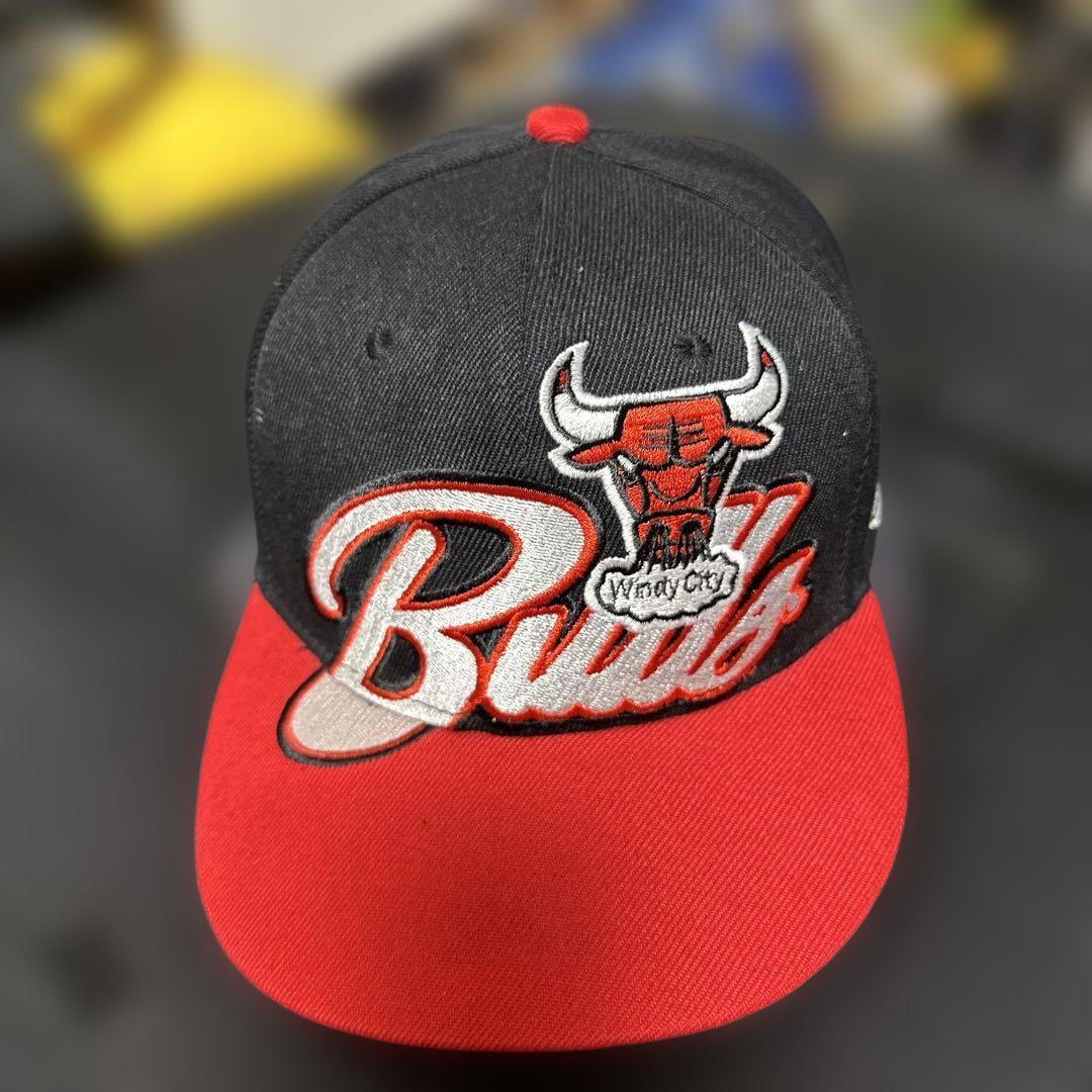 シカゴ・ブルズ キャップ 黒/赤 NBA シカゴ・ブルズWindy City Bulls キャップ 黒/赤 - メルカリ