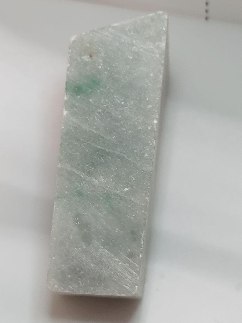 ミャンマー産 翡翠原石 硬玉A貨です。86g