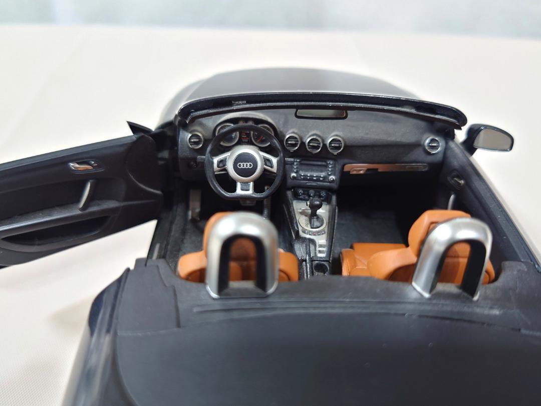 ミニカー AUDI TT ROADSTER 2006 1/18