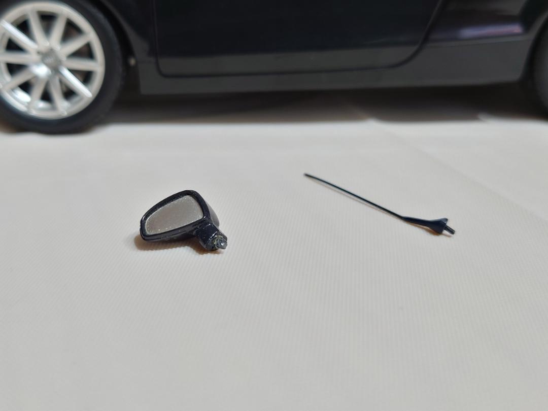 ミニカー AUDI TT ROADSTER 2006 1/18