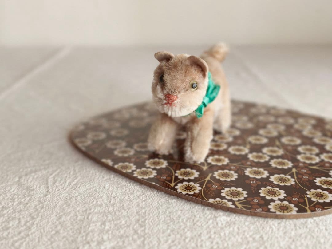 * antique cat ୨୧ * 小さな エメラルド色のリボンの 猫ちゃん