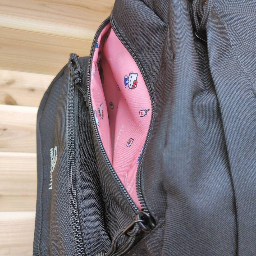新品　ハローキティ　収納　リュック　ノートパソコン　コラボ　レディース　ブラック