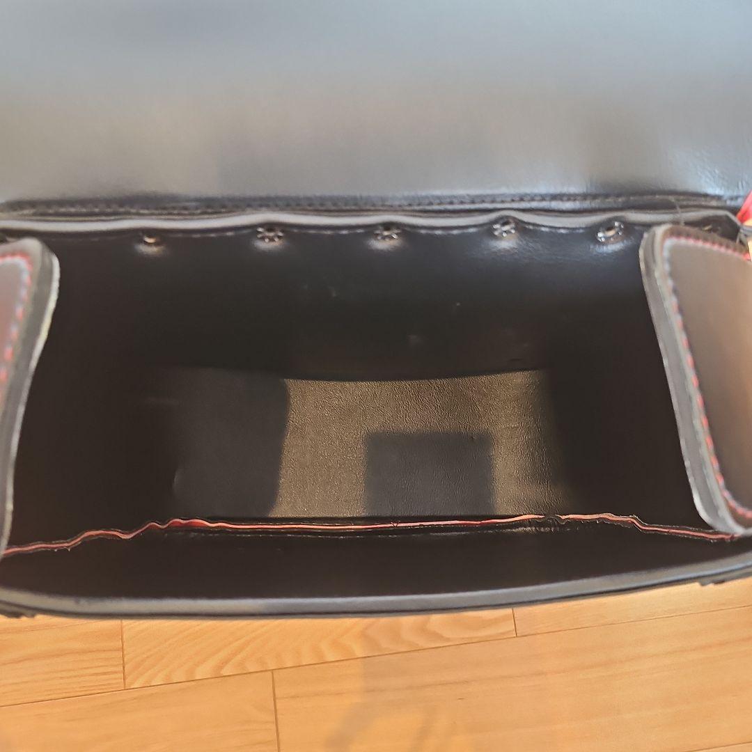 炎の刺繍付き黒赤サドルバッグ　サイドバッグ