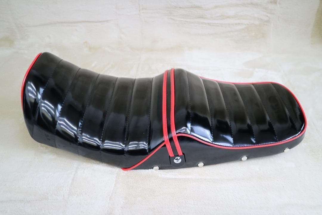 XJR400 前期 黒X赤 ボタン付き タックロール シート 品質は非常に良い