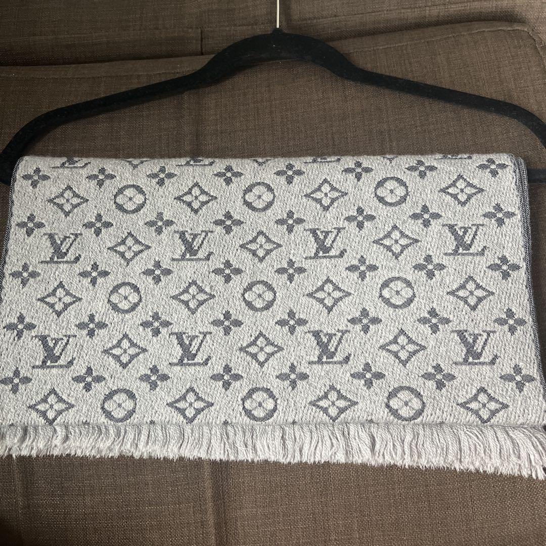 Louis Vuitton グレー ロゴマフラー - メルカリ