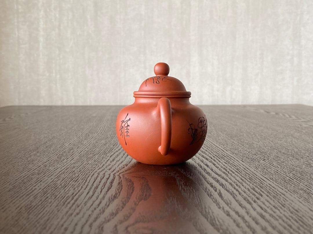 中国宜興紫砂茶壺　24年前物　作家作品　詩字梅花彫り朱泥小掇球茶壷　煎茶道具急須