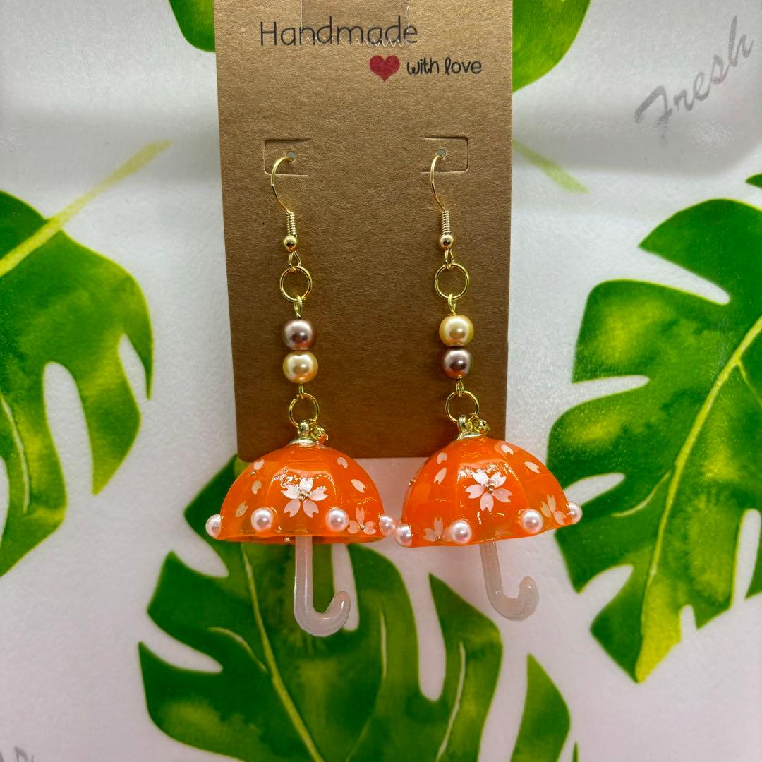 【傘さくら柄・オレンジ】樹脂粘土・ミニチュアフード・ピアス 傘さくら柄・オレンジ】樹脂粘土・ミニチュアフード・ピアス