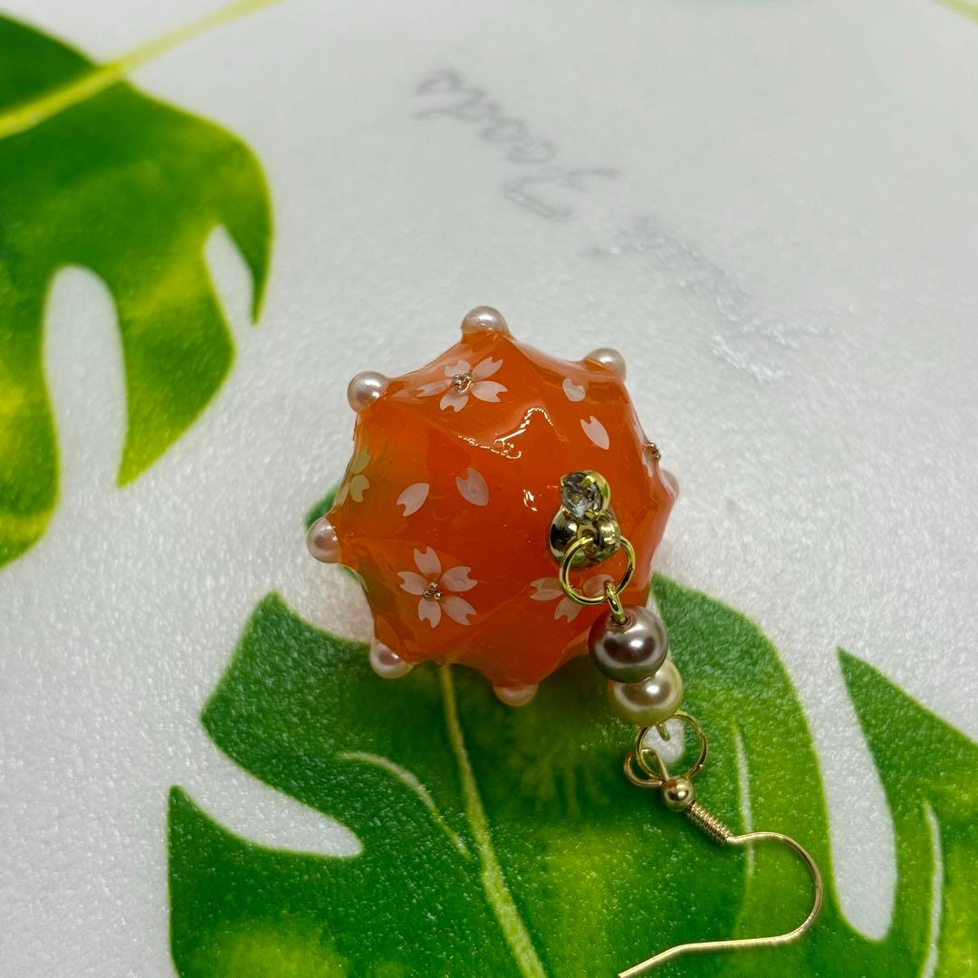 【傘さくら柄・オレンジ】樹脂粘土・ミニチュアフード・ピアス 傘さくら柄・オレンジ】樹脂粘土・ミニチュアフード・ピアス