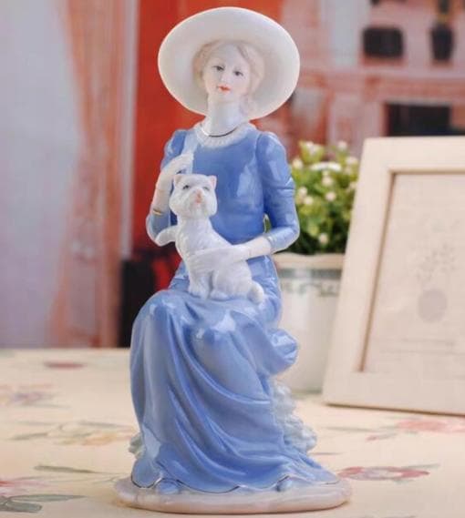 青い陶器製女性と犬のフィギュア