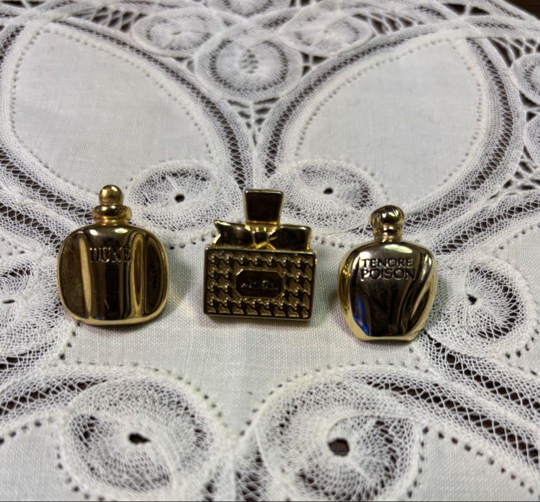 Dior ディオール 香水瓶ピンバッジ3個 - メルカリ