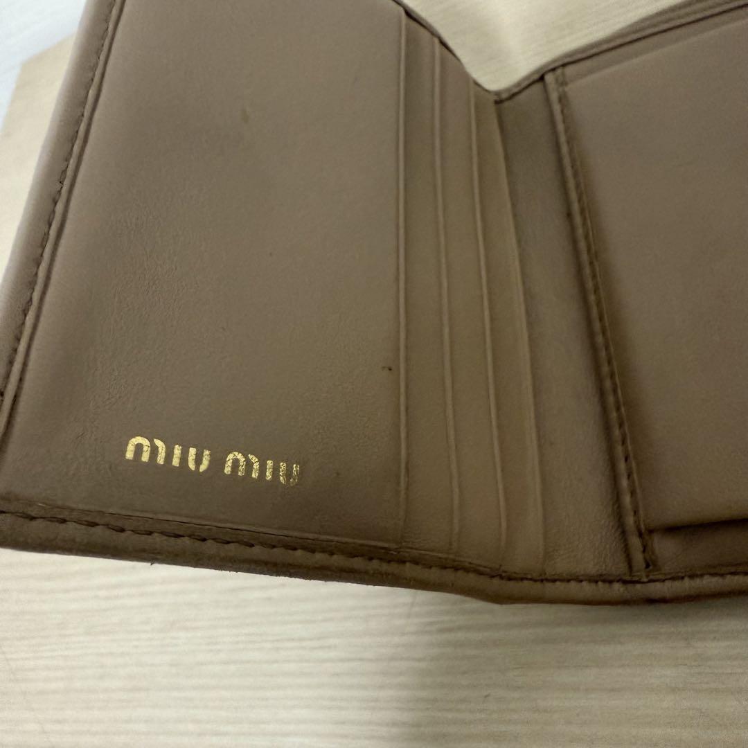 miu miu ベージュ 三つ折り財布 - メルカリ