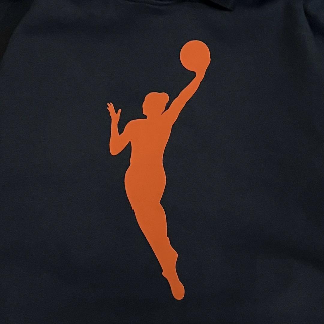 【NIKE】WNBA ビッグロゴ プルオーバーパーカー 黒 オレンジ 海外限定