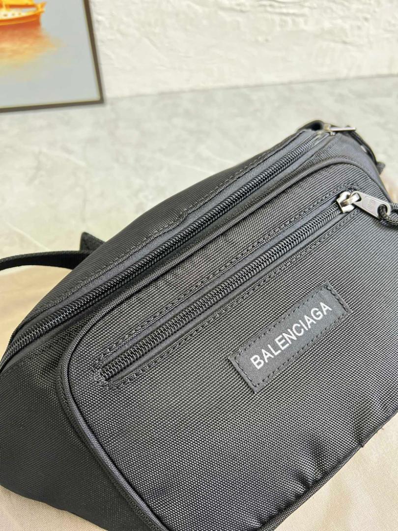美品BALENCIAGA ボディバッグ ブラック - メルカリ