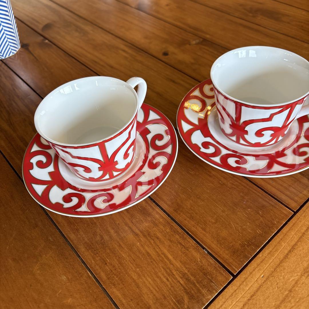 赤と白のティーカップとソーサー 2個セット