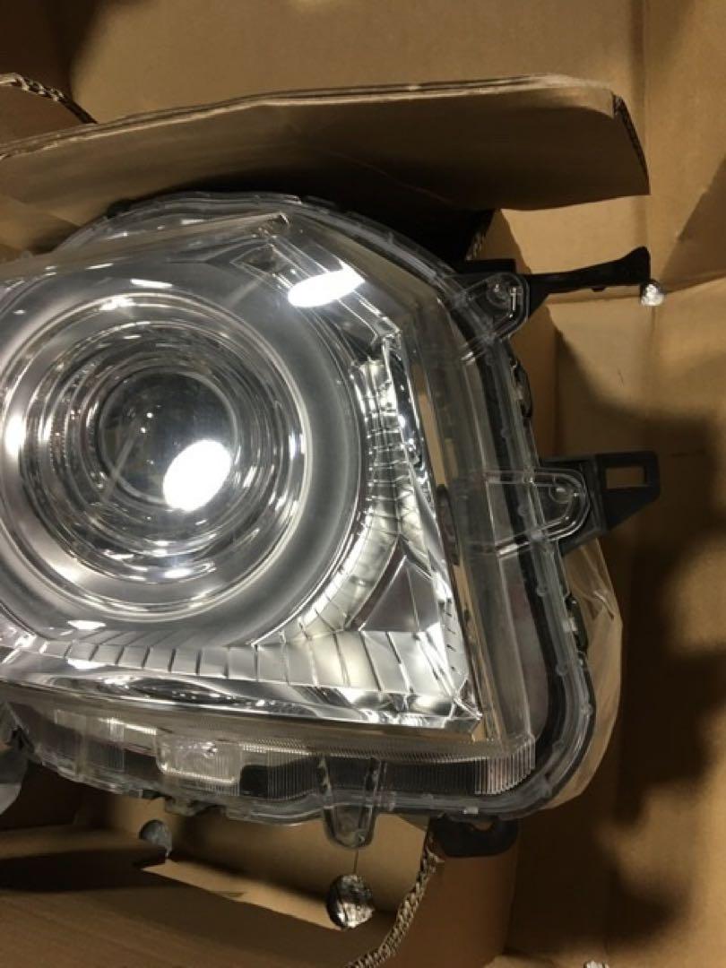 ホンダ　N BOX LED右ヘッドライト