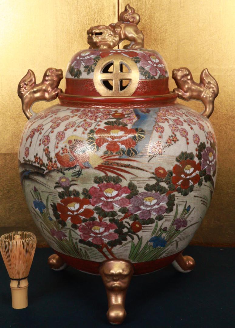 BE941 薩摩焼　勇仙作　色絵金彩花鳥図獅子耳　大香炉　高さ45cm