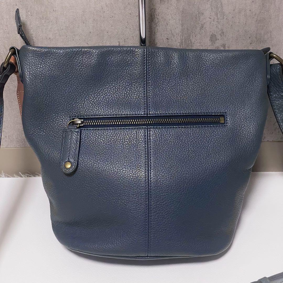 美品 ダコタ ショルダーバッグ バケツ型 型押しロゴ レザー シボ