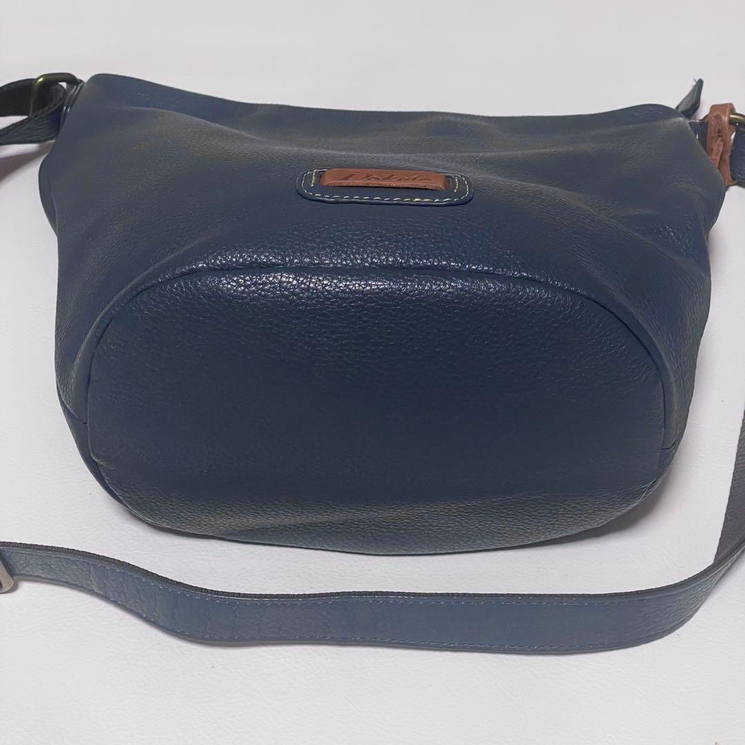 美品 ダコタ ショルダーバッグ バケツ型 型押しロゴ レザー シボ
