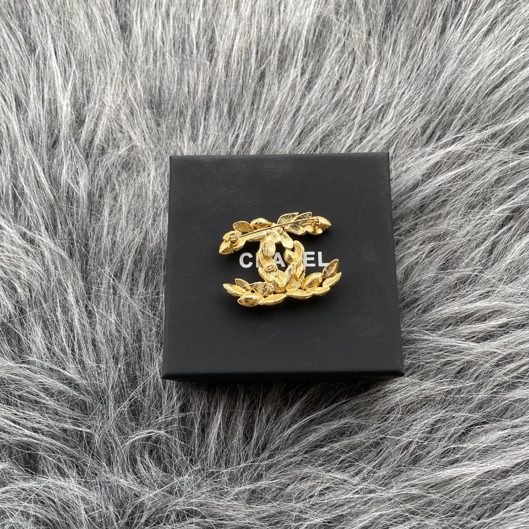 CHANEL ゴールド 葉モチーフ ブローチ - メルカリ
