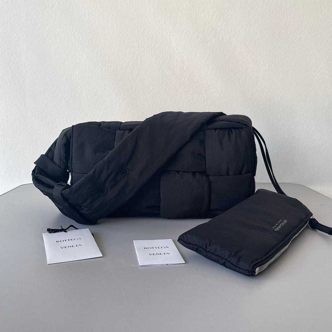 美品ボッテガヴェネタ Bottega Venetaパデッドテックショルダーバッグ