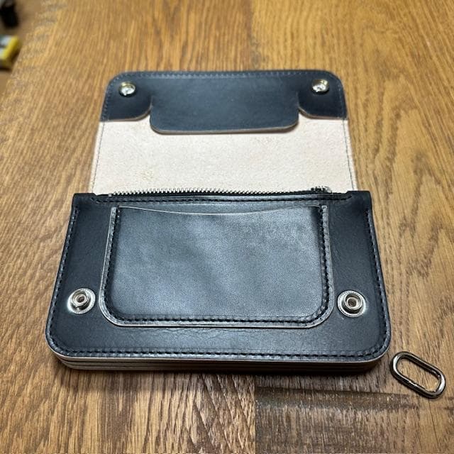 ミドルトラッカーウォレット 丘染め茶芯ブラック シルバートラッカー ミドルトラッカーウォレット 丘染め茶芯ブラック シルバートラッカー