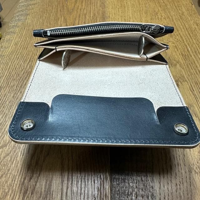 ミドルトラッカーウォレット 丘染め茶芯ブラック シルバートラッカー ミドルトラッカーウォレット 丘染め茶芯ブラック シルバートラッカー