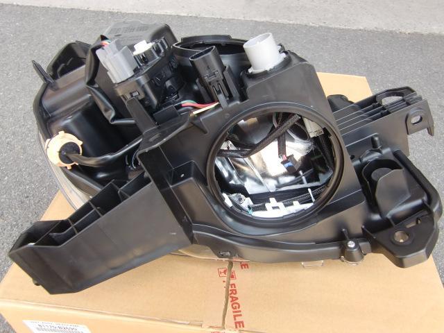 ダイハツ ウエイク　LA700S　左ヘッドランプ