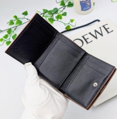 新品】LOEWE レザ- 三つ折り財布 黑未使用 - メルカリ