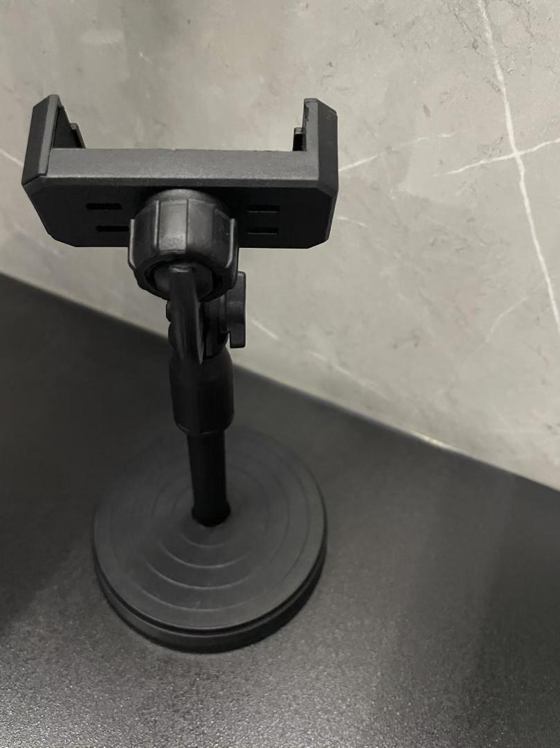 黒の吸盤式スマホスタンド