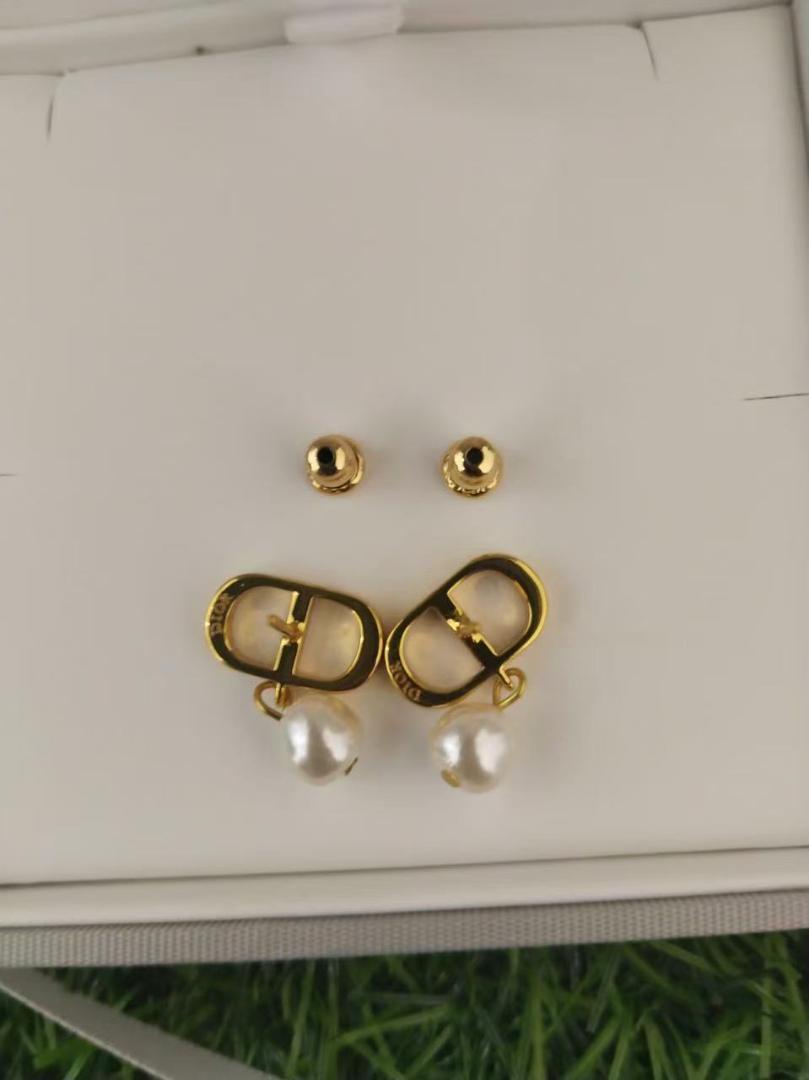 人気★Dior ゴールドロゴピアス パール付き
