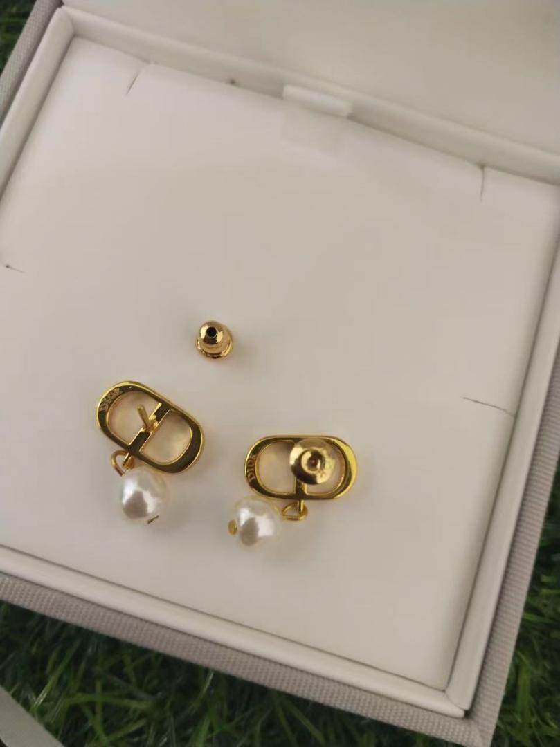 人気★Dior ゴールドロゴピアス パール付き