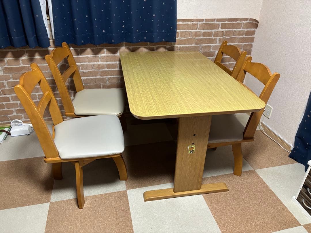 木製ダイニングテーブルと椅子4脚セット