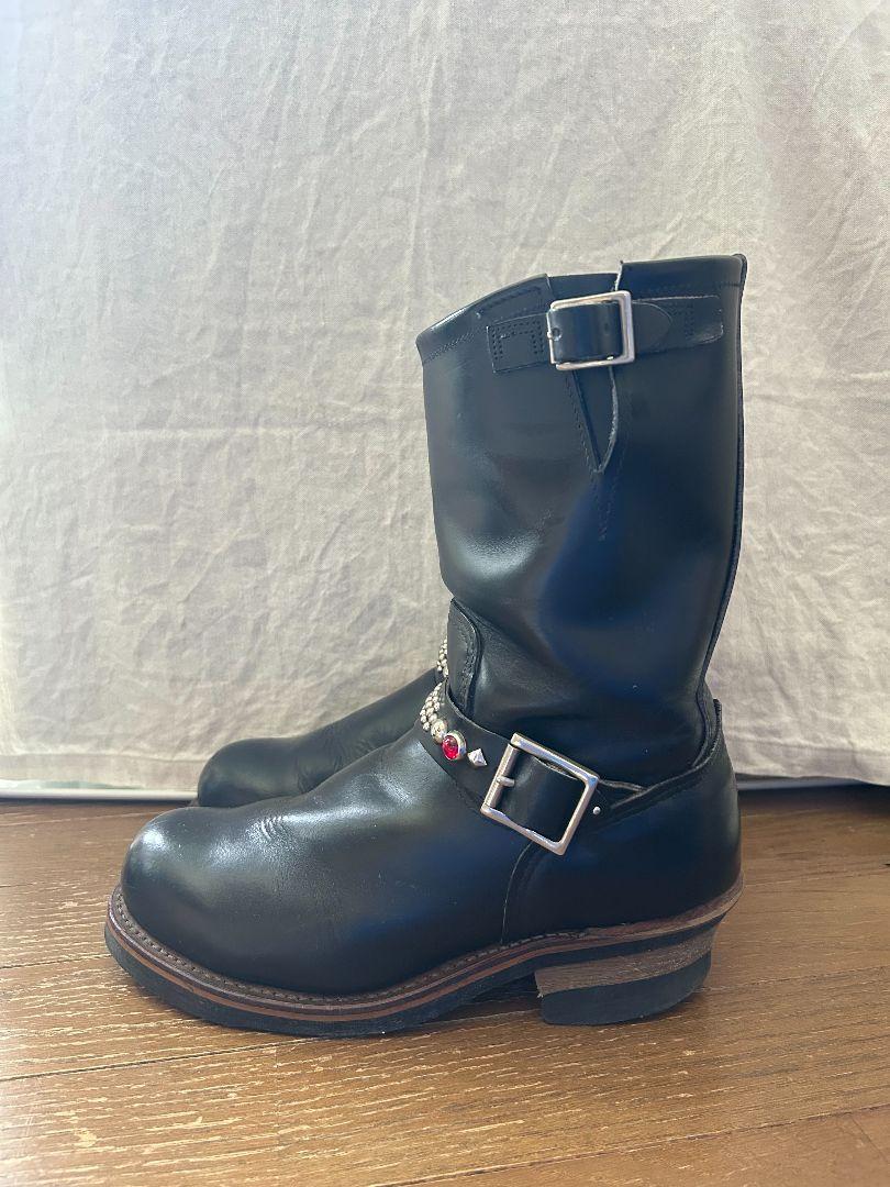 黒のバックル付きエンジニアブーツ