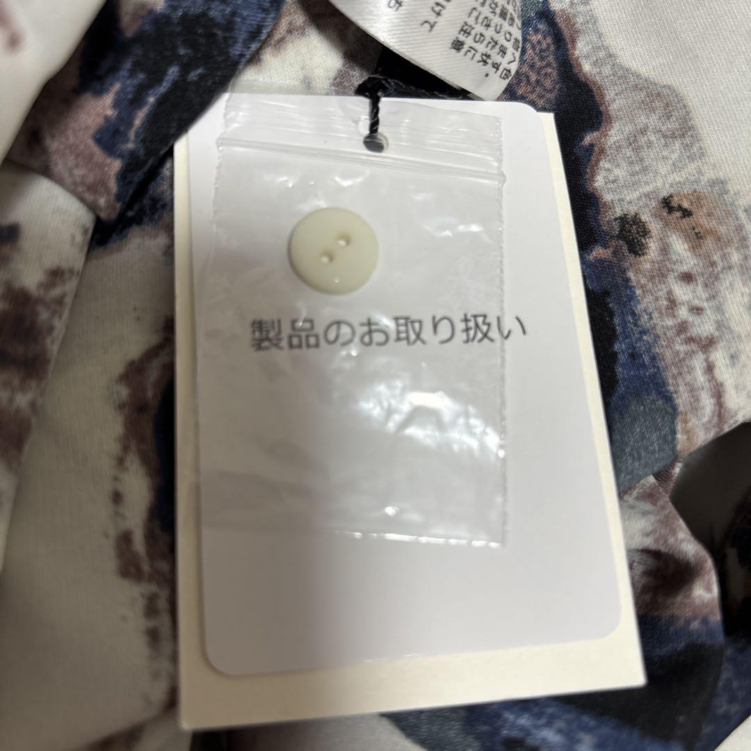 アート柄目を引くワンピース
