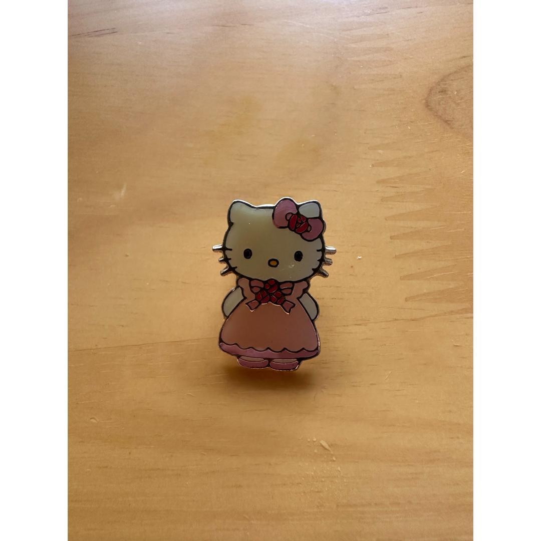 ハローキティ　バッジ