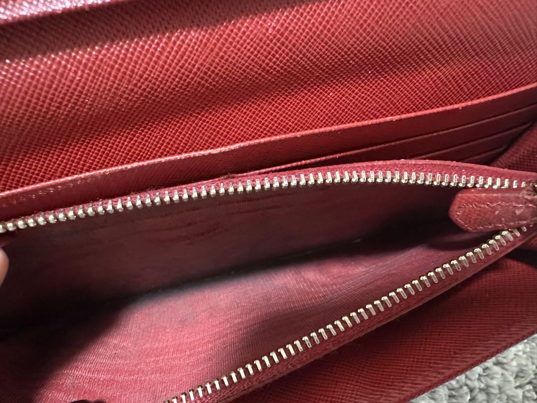 PRADA 赤色長財布