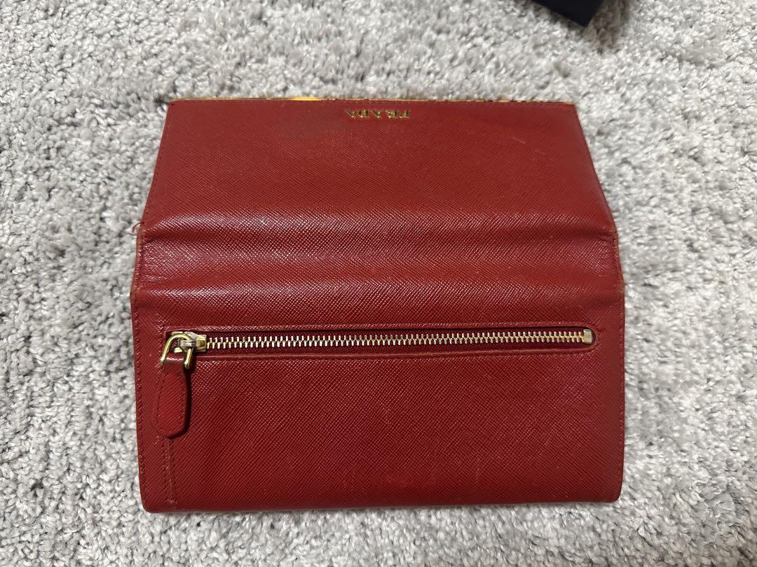 PRADA 赤色長財布